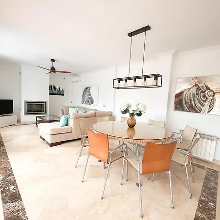 Gran Con Piscina Cerca De Puerto Banus