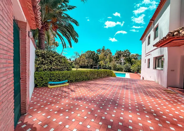 Villa Gran Con Piscina Cerca De Puerto Banus By *